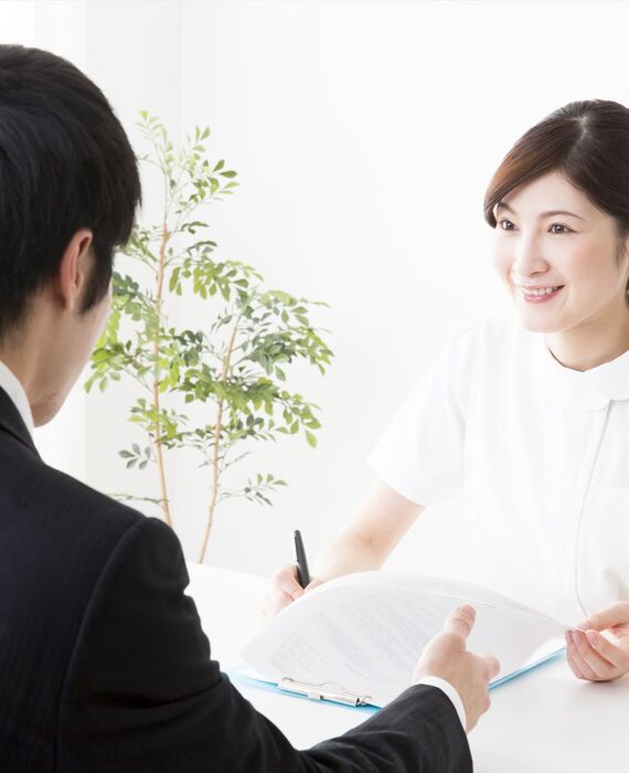 カウンセリング中の女性スタッフ